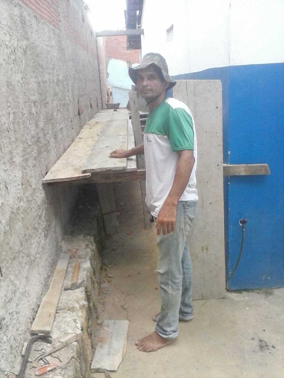 A Secretaria de Educação iniciou a construção do muro do terreno lateral na Creche Gracinha Loureiro